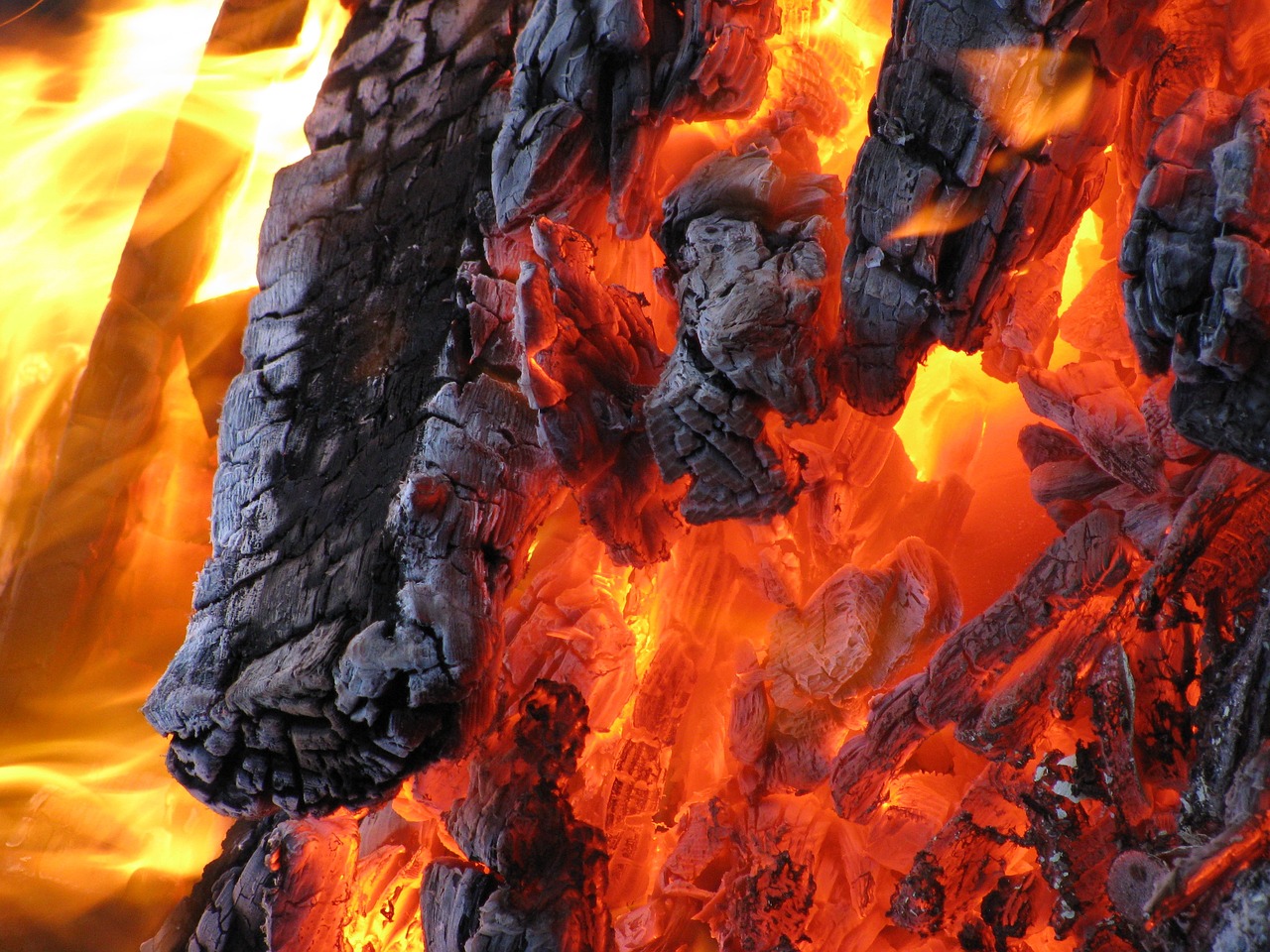 How to Create a DIY Fire Pit for Your Backyard